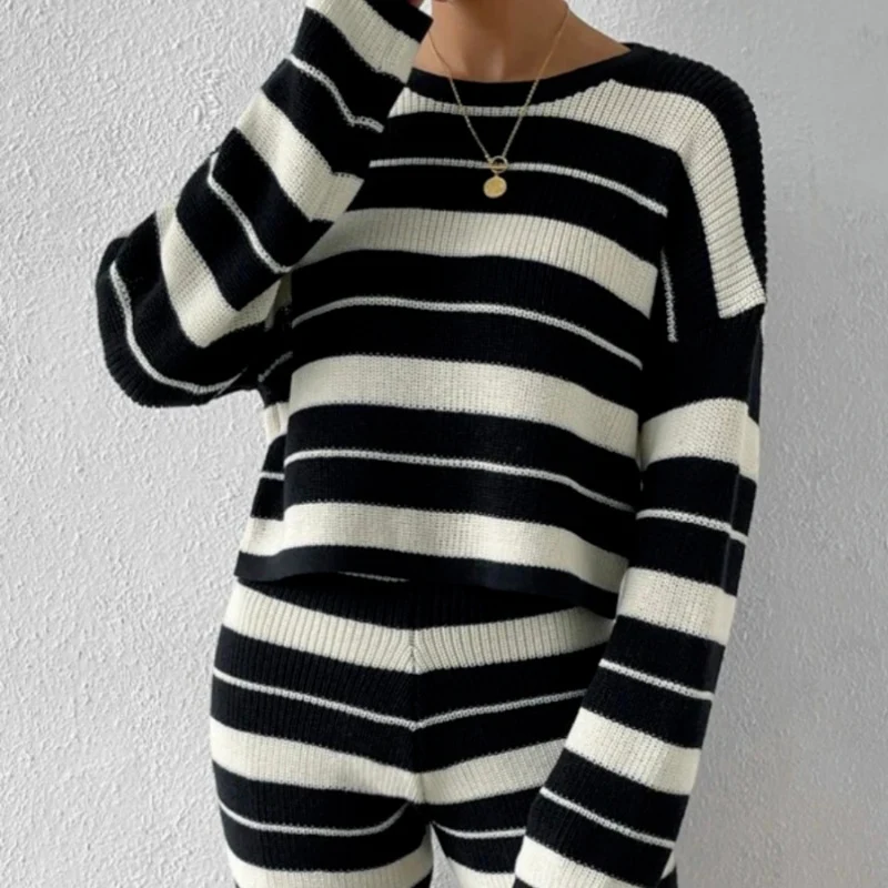 Completo maglione donna a contrasto con righe, comfort e casual. Perfetto per un look rilassato e alla moda, ideale per ogni occasione. — foto 15