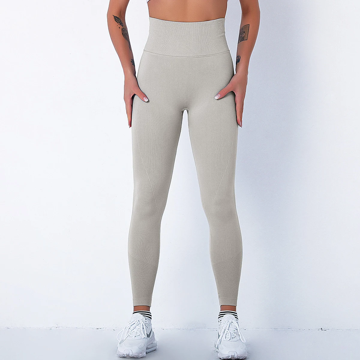 Leggings esportivas de corrida com efeito pêssego para modelar o quadril, alta compressão, respiráveis, cós alto, conforto e estilo. — foto 10