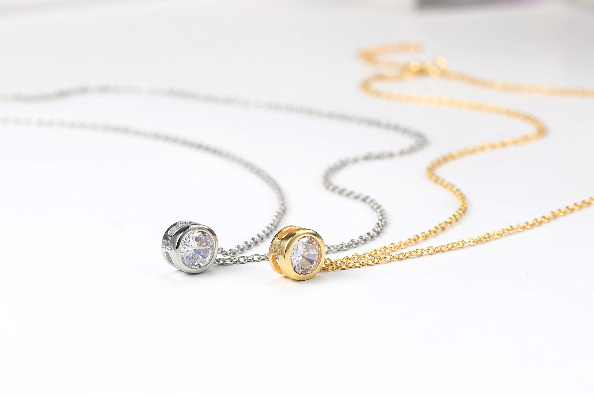 Colar de clavícula com zircônia simples banhado a ouro, ideal para realçar seu look com um brilho delicado e elegante. — foto 5