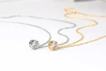 Colar de clavícula com zircônia simples banhado a ouro, ideal para realçar seu look com um brilho delicado e elegante. — foto 5