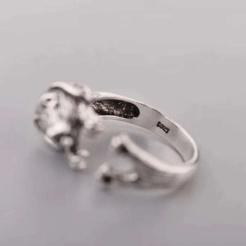 Anel vintage desgastado de moda para homens e mulheres. Joia com design único e estilo retrô, ideal para qualquer ocasião e look. — foto 2