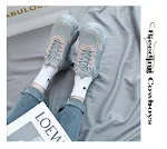 Koreaanse studenten vetersneakers voor de lente. Casual en comfortabel schoeisel, ideaal voor dagelijks gebruik. Lichtgewicht ontwerp. — foto 9
