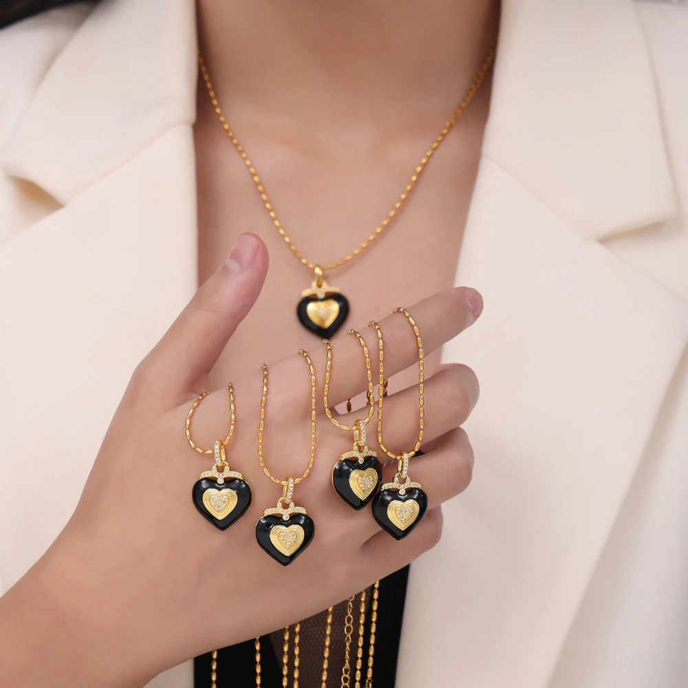 Collana con pendente a diamante Love in smalto colorato, un regalo perfetto per esprimere affetto e amore. Gioiello elegante e raffinato per lei. — foto 8