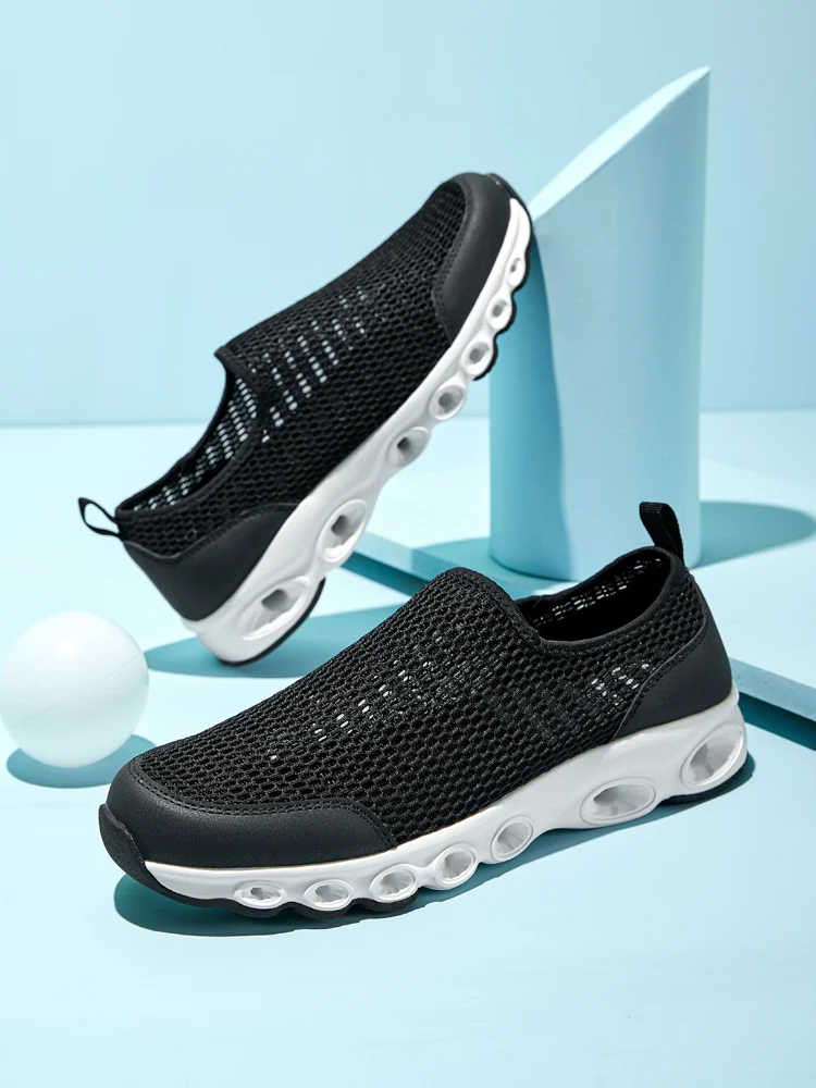 Ademende mesh sneakers en wandelschoenen. Lichtgewicht schoenen voor optimaal comfort tijdens het wandelen en bewegen. — foto 5