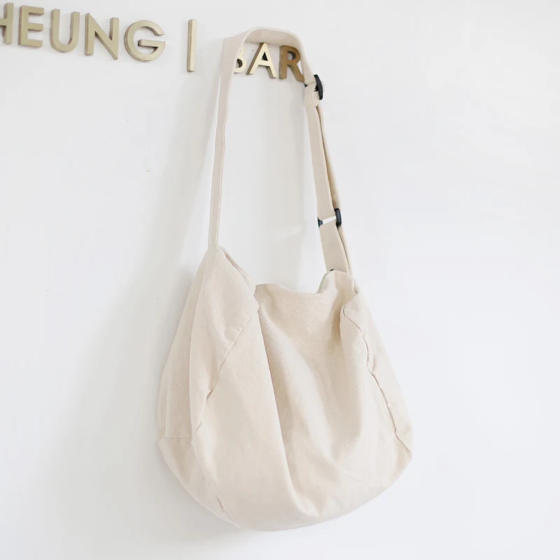 Bolsa de lona casual simples para mulheres. Perfeita para o dia a dia, leve e versátil. Ideal para transportar seus itens essenciais com praticidade e estilo. — foto 3