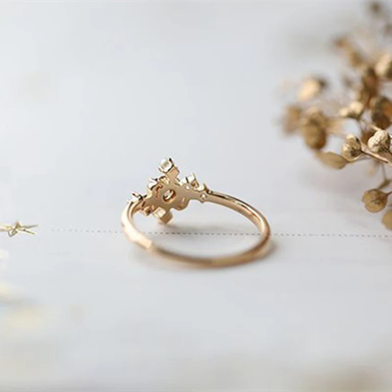Anel feminino fashion, simples e banhado a ouro. Um toque de sofisticação para o dia a dia. Leveza e brilho sutil, ideal para qualquer look. — foto 9
