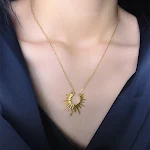 Colar feminino com pingente de sol em aço titânio, design de nicho, ornamento elegante e moderno, perfeito para realçar seu estilo. — foto 5