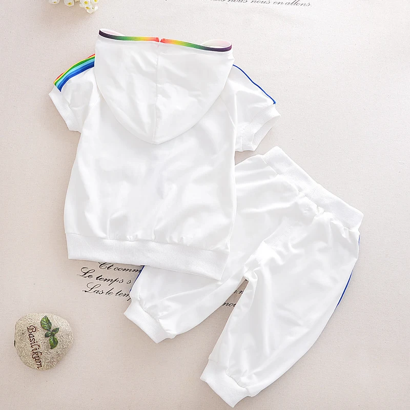 Conjunto infantil de verão com capuz, zíper e mangas curtas, preto e branco, duas peças, perfeito para o conforto do bebê. — foto 8