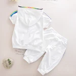 Conjunto infantil de verão com capuz, zíper e mangas curtas, preto e branco, duas peças, perfeito para o conforto do bebê. — foto 8