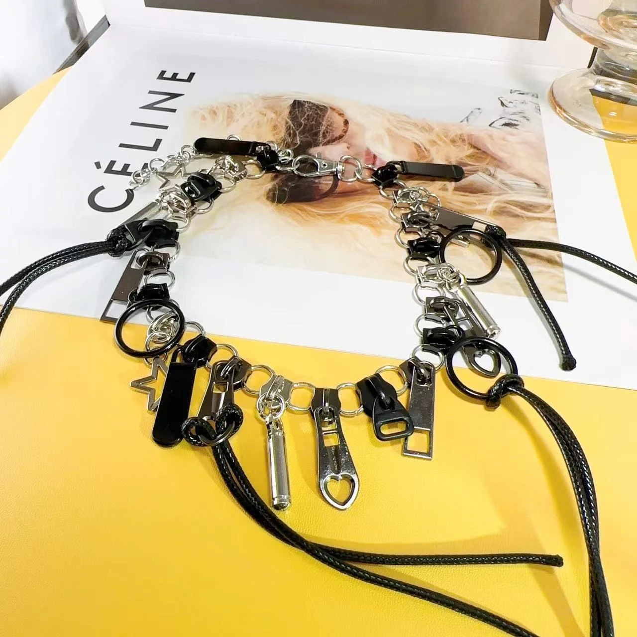 Colar feminino com múltiplos zíperes, corrente de clavícula elegante e moderna. Destaque-se com este acessório único e charmoso. — foto 6