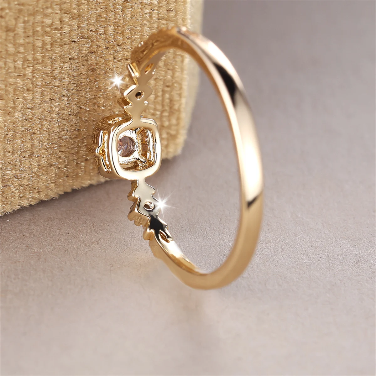 Anel feminino minimalista branco em forma de flor, elegância simples para uso diário. Ideal para presente, complementa qualquer look. — foto 3