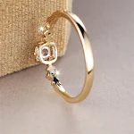 Anel feminino minimalista branco em forma de flor, elegância simples para uso diário. Ideal para presente, complementa qualquer look. — foto 3