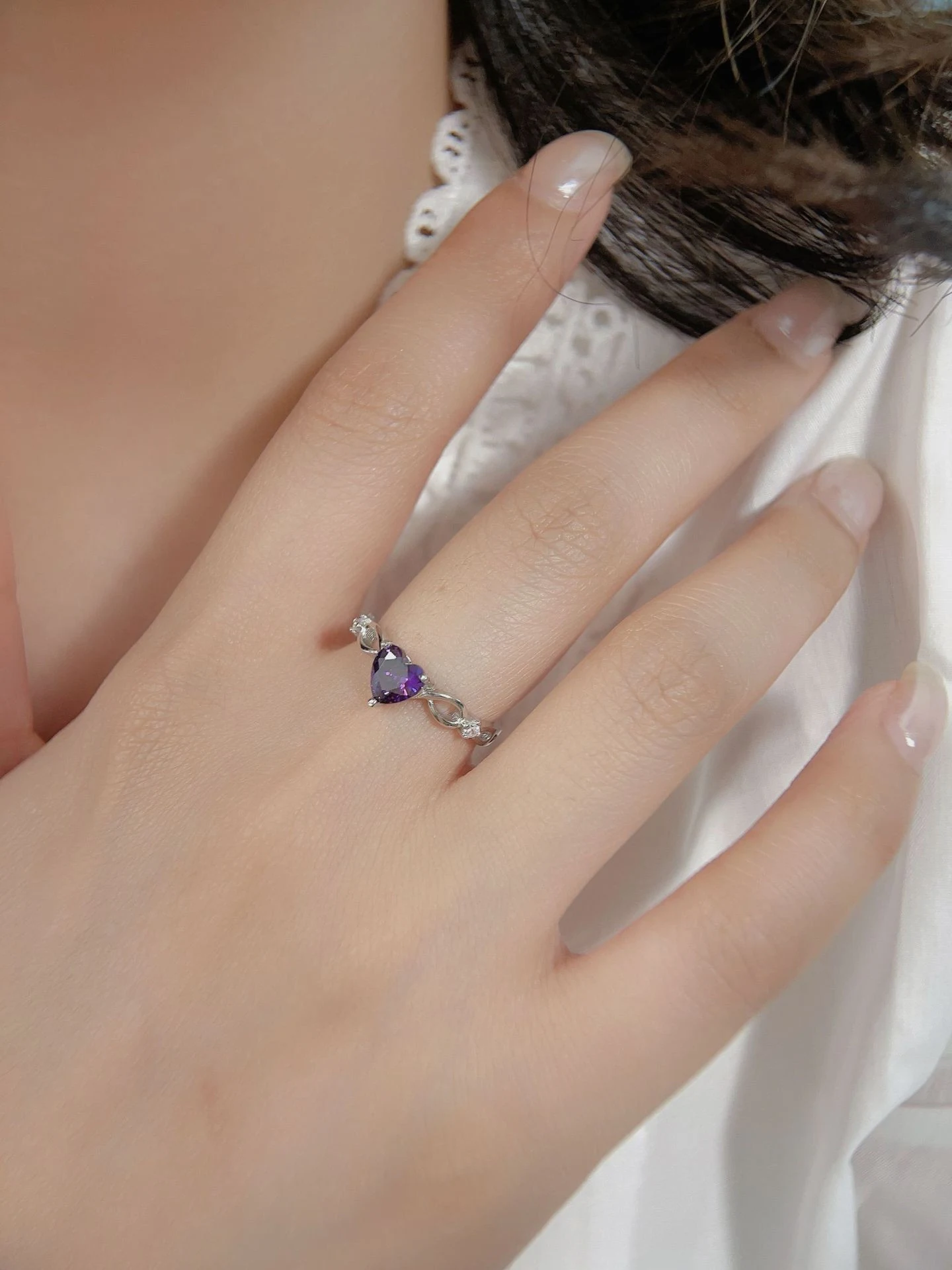 Anel feminino de prata esterlina S925 com ametista natural em coração. Simples e charmoso, ideal para realçar sua beleza natural. — foto 5