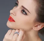 Anel de diamante radiante, perfeito para noivados e celebrações especiais. Um símbolo atemporal de amor com brilho excepcional e design sofisticado. — foto 1