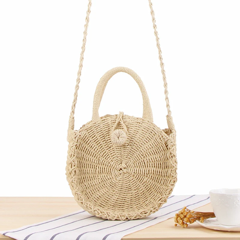 Bolsa transversal de palha trançada com laço. Leve e elegante para o verão. Ideal para carregar seus itens essenciais com estilo e conforto. — foto 3