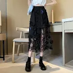 Saia de gaze fina preta com design irregular, leve e arejada, perfeita para o verão. Ideal para looks estilosos e confortáveis, adicionando um toque de elegância. — foto 2