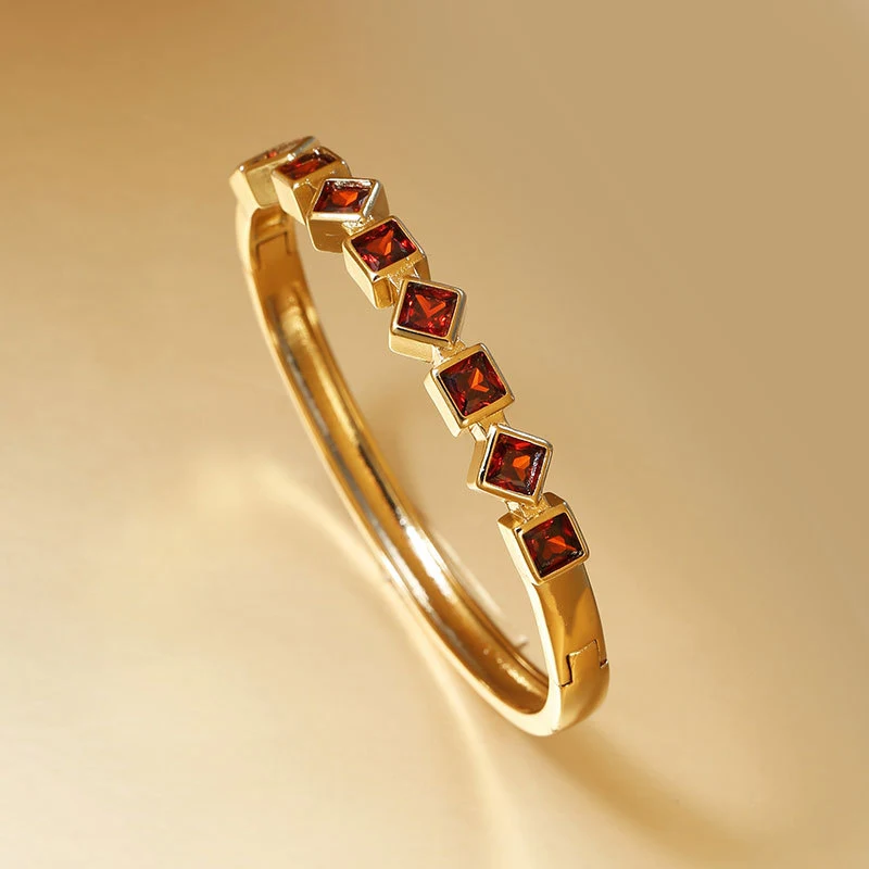 Pulseira feminina com diamantes coloridos embutidos quadrados geométricos. Adicione elegância e sofisticação ao seu visual com esta joia única. — foto 5