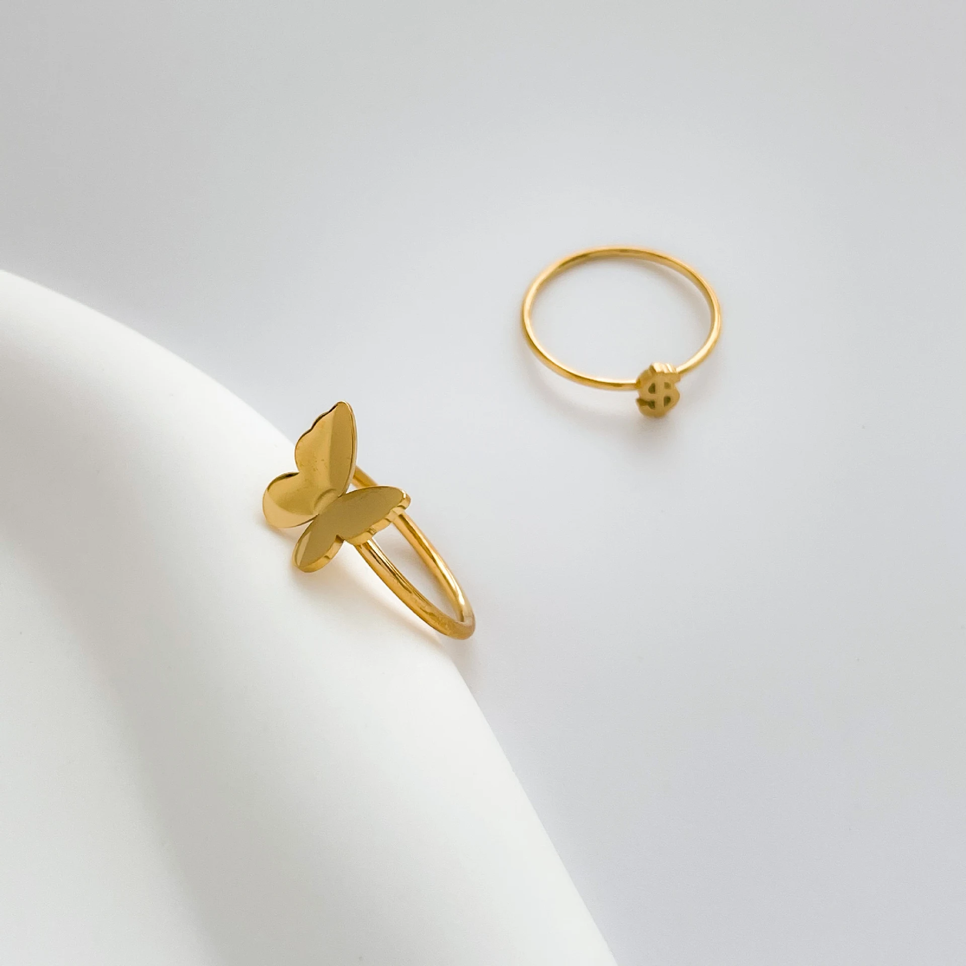 Anel vazado de aço titânio com laço, banhado a ouro 18K. Elegância requintada e durabilidade para um visual sofisticado e estiloso. — foto 3