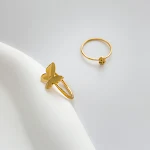 Anel vazado de aço titânio com laço, banhado a ouro 18K. Elegância requintada e durabilidade para um visual sofisticado e estiloso. — foto 3