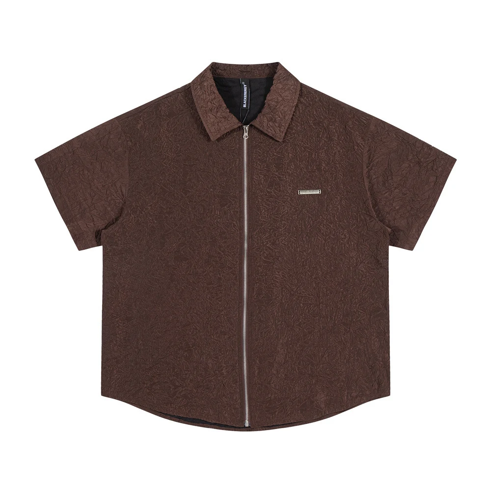 Camisa de manga curta com textura dobrada e cor sólida. Perfeita para um visual casual e moderno, ideal para o dia a dia e ocasiões informais. — foto 5