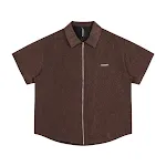Camisa de manga curta com textura dobrada e cor sólida. Perfeita para um visual casual e moderno, ideal para o dia a dia e ocasiões informais. — foto 5
