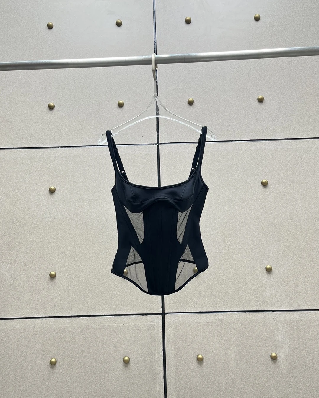Camisole irregolare in mesh trasparente, patchwork, zip posteriore e avvolgimento tridimensionale del torace, per un look unico e alla moda. — foto 9