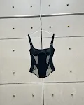 Camisole irregolare in mesh trasparente, patchwork, zip posteriore e avvolgimento tridimensionale del torace, per un look unico e alla moda. — foto 9