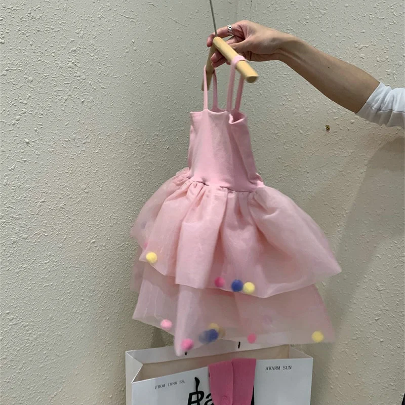 Vestido de princesa pequeño con tirantes y bolas de pelo coloridas, ideal para niñas pequeñas, cómodo y adorable. — foto 7