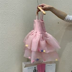 Vestido de princesa pequeño con tirantes y bolas de pelo coloridas, ideal para niñas pequeñas, cómodo y adorable. — foto 7