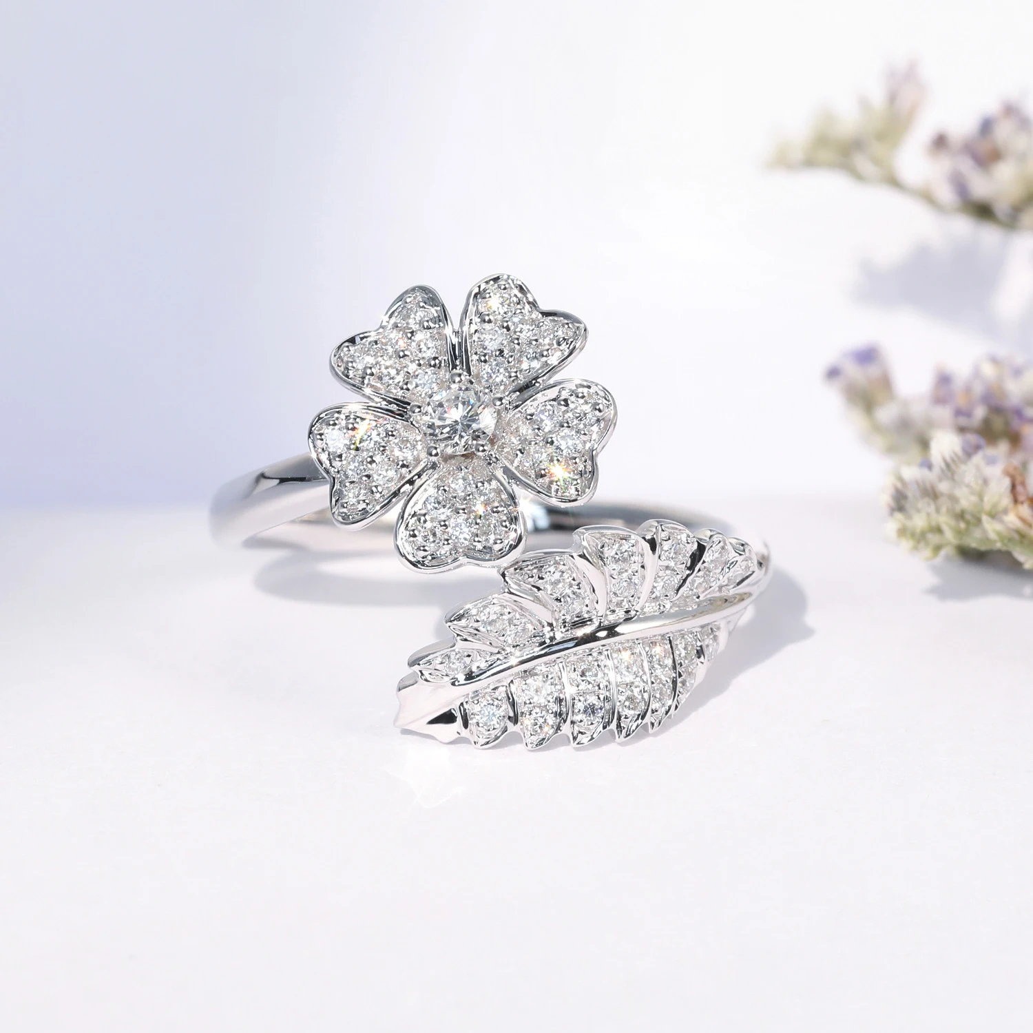 Anel de flor criativo, grande flor com diamantes completos. Uma joia de moda que adiciona elegância e brilho ao seu visual. — foto 6