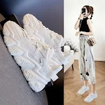 Kalın Tabanlı Beyaz Günlük Spor Ayakkabı Daha Uzun Görünüm Rahat ve Modern Stil Günlük Kullanım ve Çeşitli Kombinler İçin İdeal Unisex Ayakkabı — Fotoğraf 4