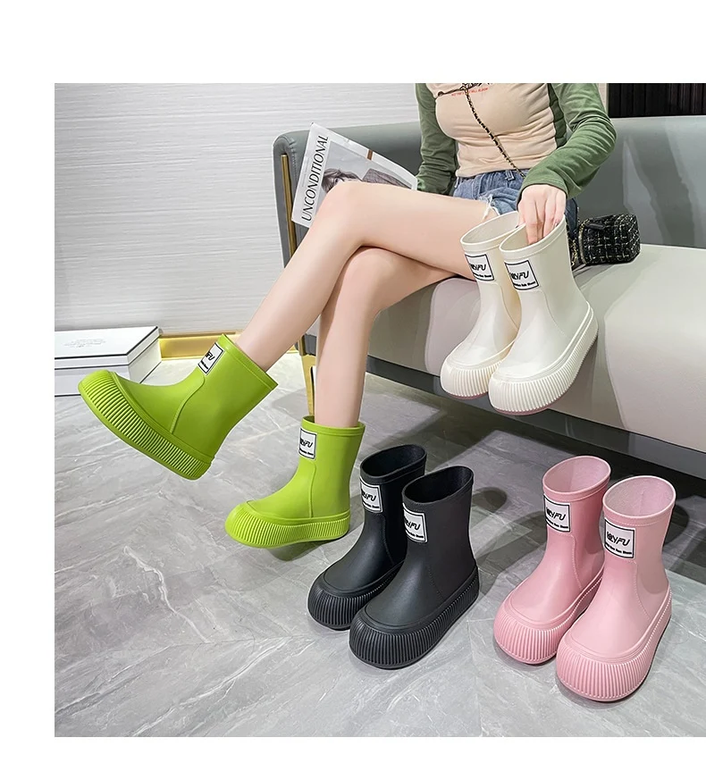 Botas de chuva plataforma confortáveis, leves, impermeáveis, antiderrapantes, macias e resistentes, na altura da panturrilha, modernas. — foto 41
