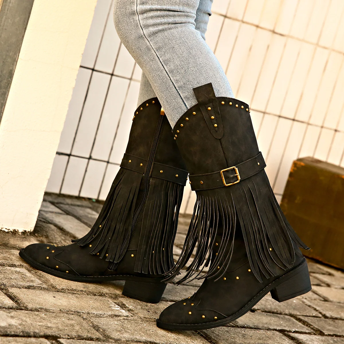 Botas retro femininas com detalhe de borla e fivela com rebite, calçado de inverno fashion, salto quadrado e cano médio — foto 4