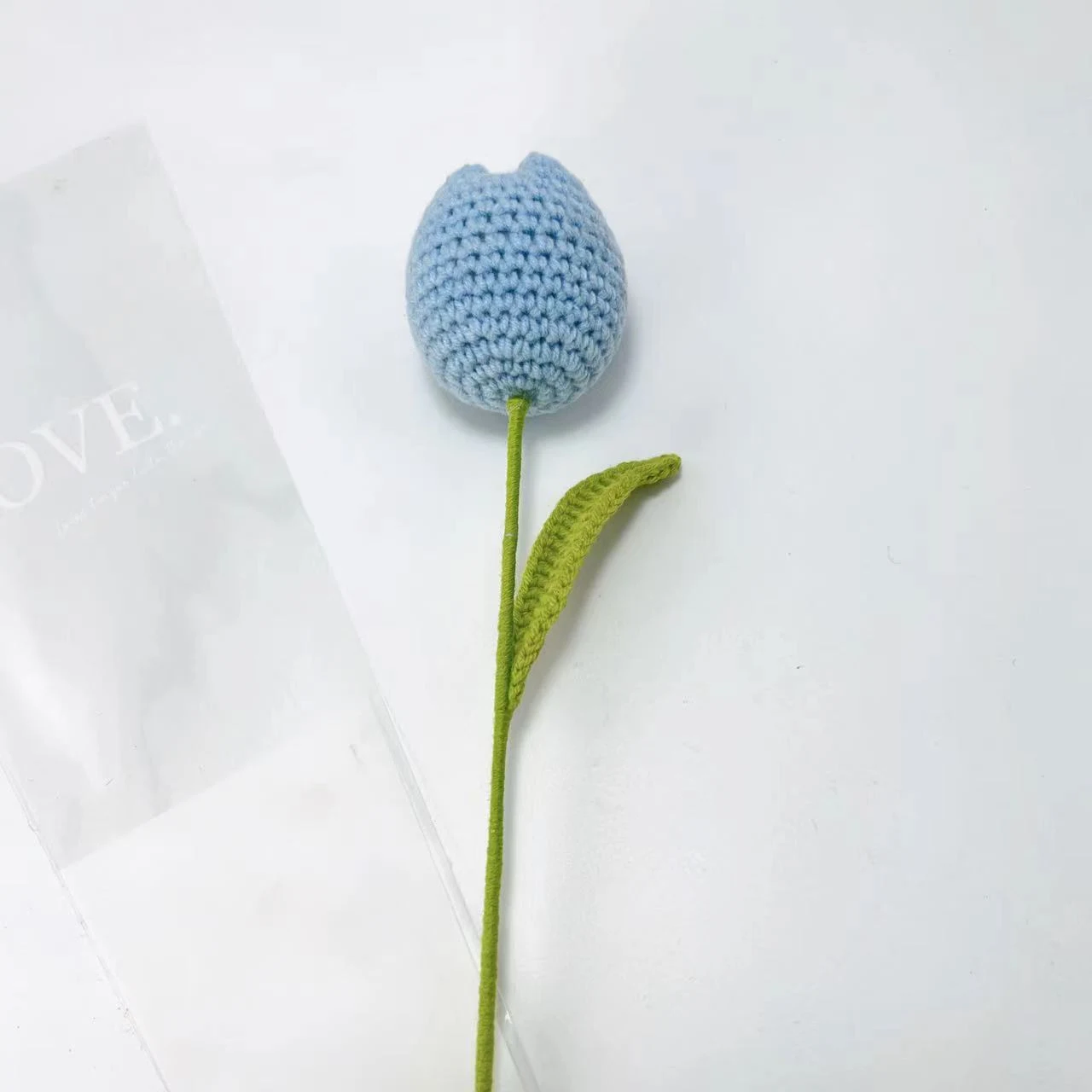 Flor artificial de tulipán de lana tejida a mano Añade calidez y encanto duradero a tu hogar con esta hermosa decoración floral hecha a mano. — foto 5