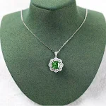 Colar S925 com pingente de esmeralda, luxo e alta qualidade. Adicione elegância e sofisticação ao seu visual, presente ideal. — foto 3