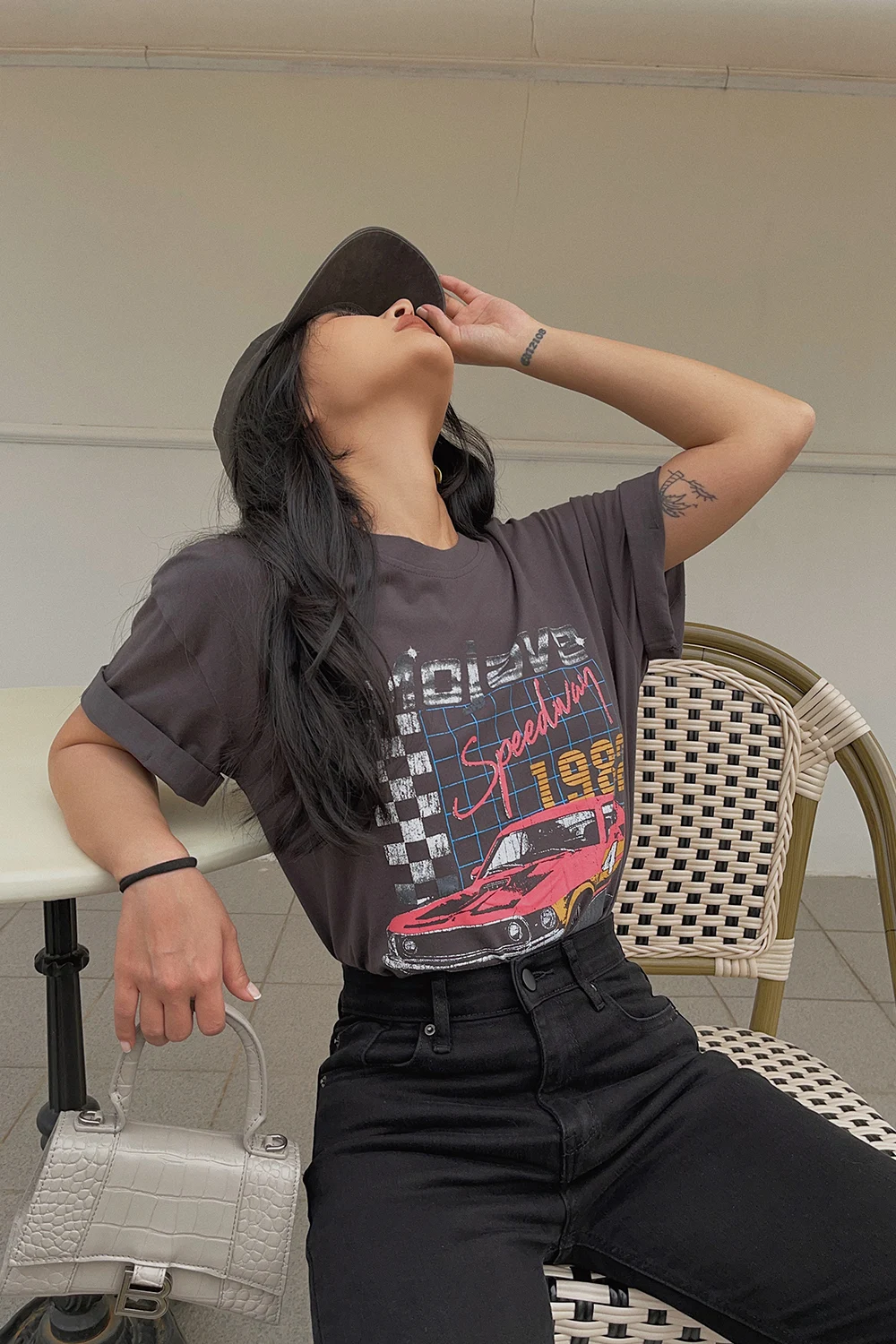 Cool Girl American Street Shooting Old Retro Racing Print T-shirt. Een vintage look voor de moderne vrouw. Laat je stijl zien met dit unieke shirt. — foto 3