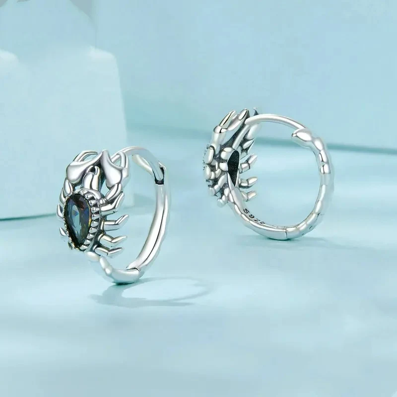 Brincos personalizados de escorpião em prata esterlina com zircônia e oxidação, um acessório elegante e marcante para você. — foto 3