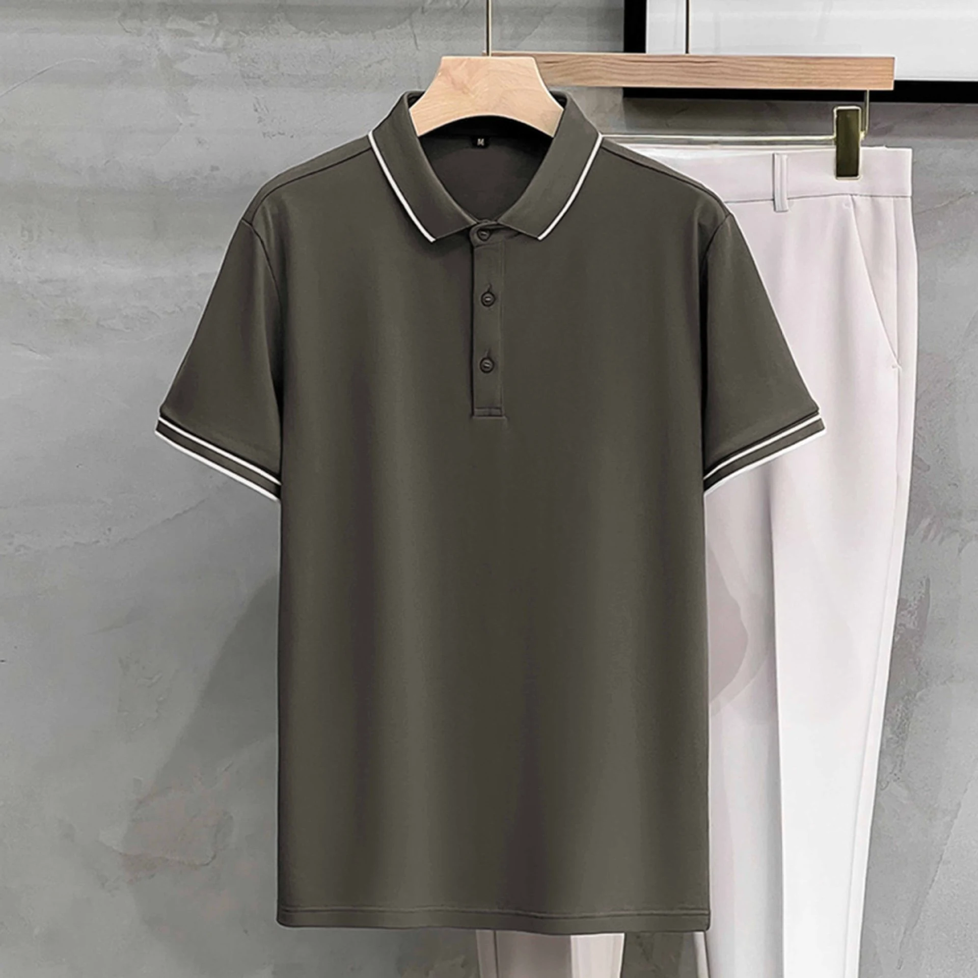 Camiseta masculina casual slim fit de manga curta, perfeita para um visual moderno e descontraído. Ideal para o dia a dia com conforto. — foto 9