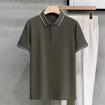 Camiseta masculina casual slim fit de manga curta, perfeita para um visual moderno e descontraído. Ideal para o dia a dia com conforto. — foto 9