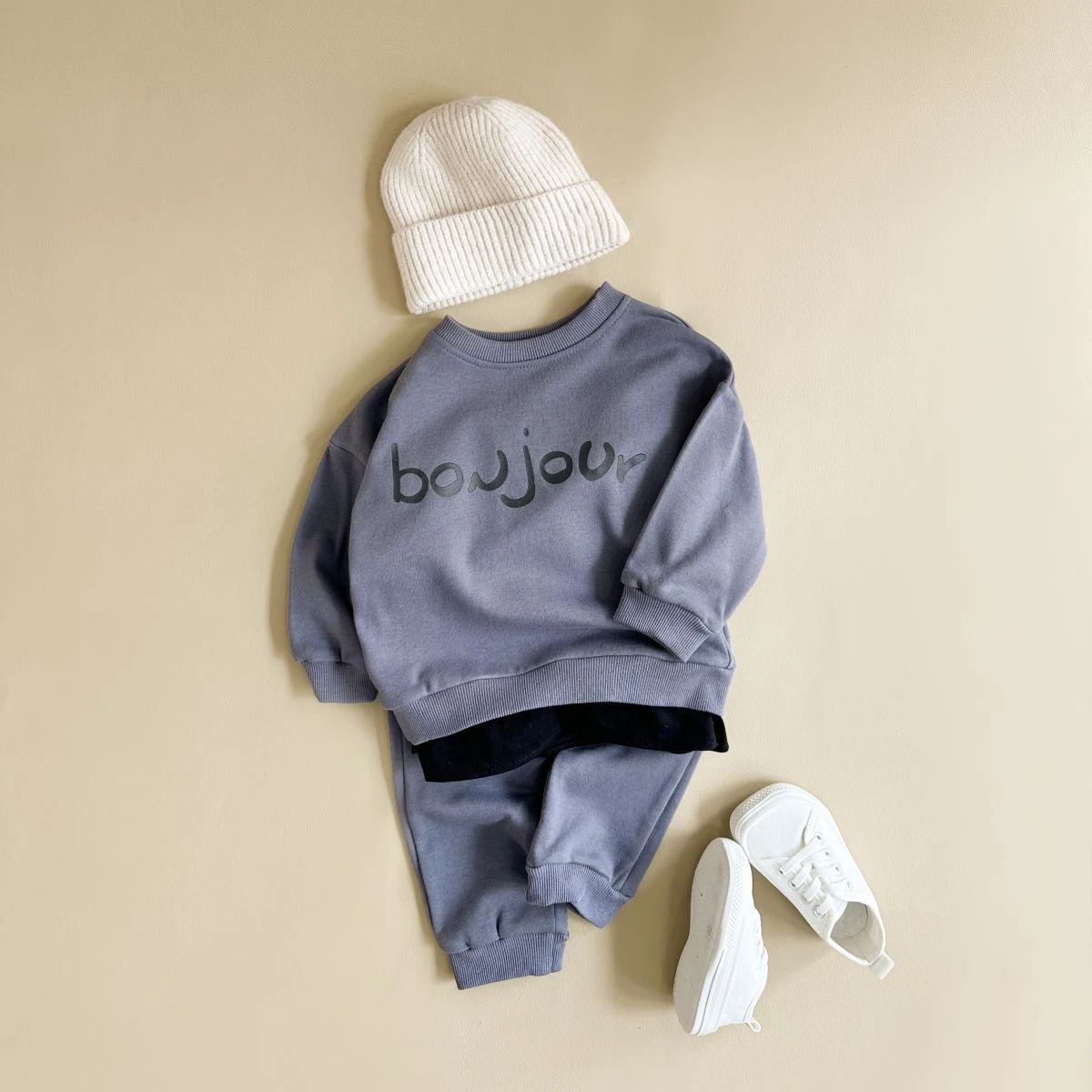 Conjunto bebê com blusa gola redonda e calças esportivas, ideal para conforto e liberdade de movimento. Perfeito para brincar e usar no dia a dia. — foto 13