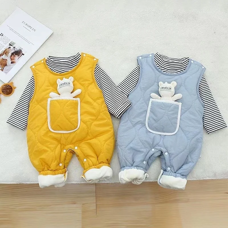 Macacão de roupa exterior super fofo para bebês. Conforto e estilo para seu pequeno, perfeito para mantê-lo aquecido em dias frios e passeios. — foto 6
