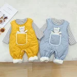 Macacão de roupa exterior super fofo para bebês. Conforto e estilo para seu pequeno, perfeito para mantê-lo aquecido em dias frios e passeios. — foto 6