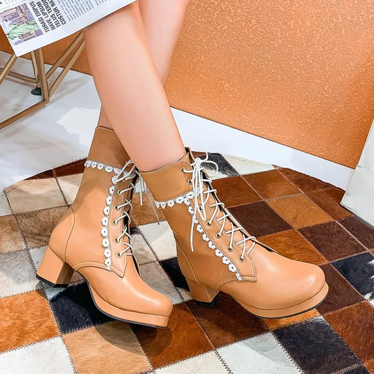 Sznurowane Doc Martens z koronkowym wykończeniem — zdjęcie 11