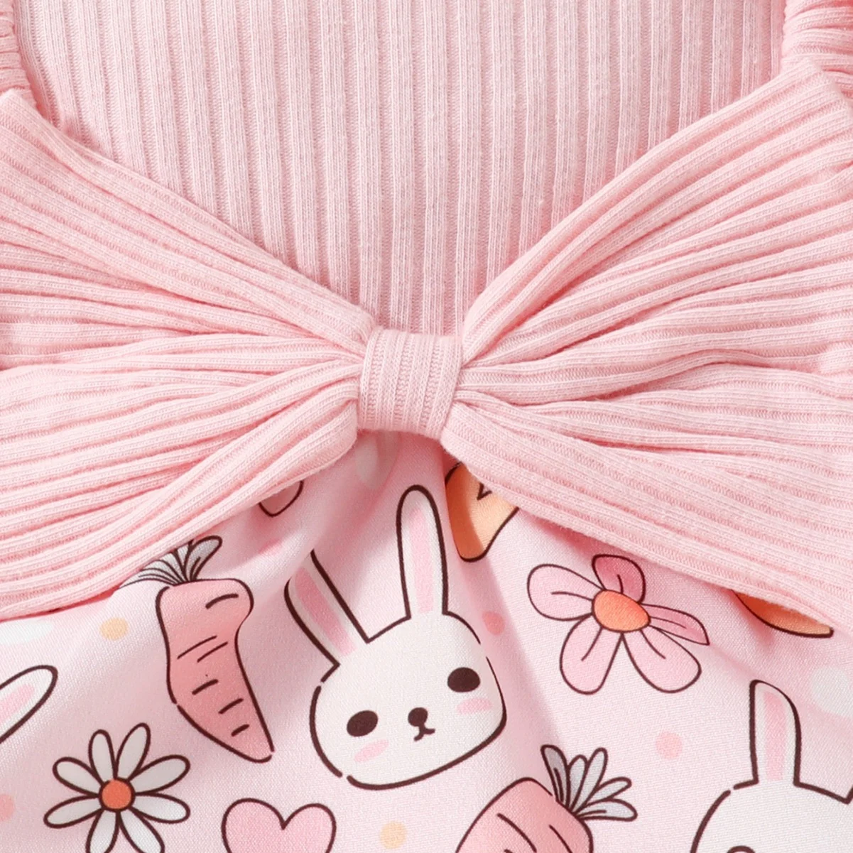 Macacão Floral com Laço Triângulo para Bebê – Conforto e charme floral. Perfeito para brincar e passear, mantendo seu bebê estiloso. — foto 12
