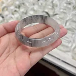 Pulseira Jinsi Jade Natural Azul e Branco, elegância e serenidade. Joia autêntica, pedras naturais para bem-estar e estilo sofisticado. — foto 4