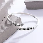 Pulseira de asas de anjo antigas com banho de prata, design de penas, um acessório elegante e simbólico para proteção e estilo. — foto 5