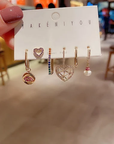 Conjunto premium de 6 brincos coreanos. Adicione um toque de sofisticação ao seu visual com designs autênticos e alta qualidade. Ideal para todas as ocasiões.