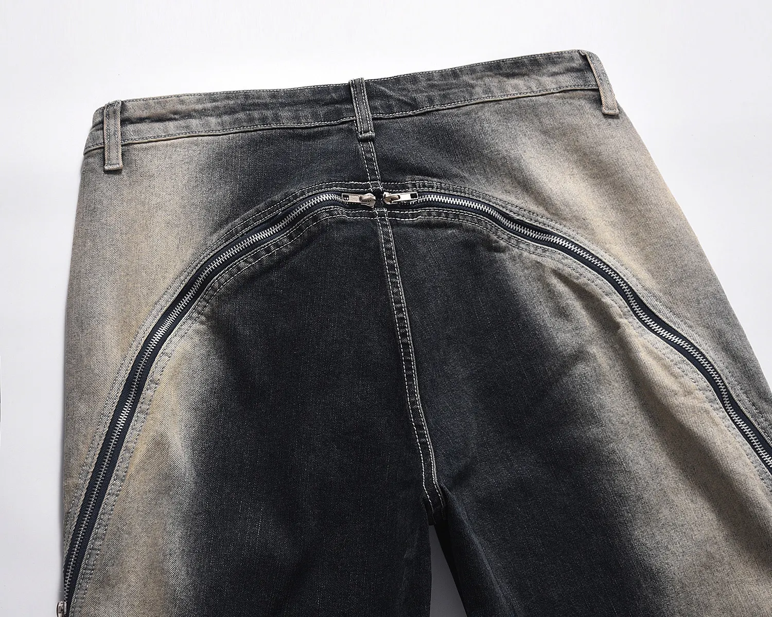 Trendy new loose wide-leg mop flared jeans. Comfortable and stylish jeans, perfect for a modern and relaxed look, ideal — photo 19