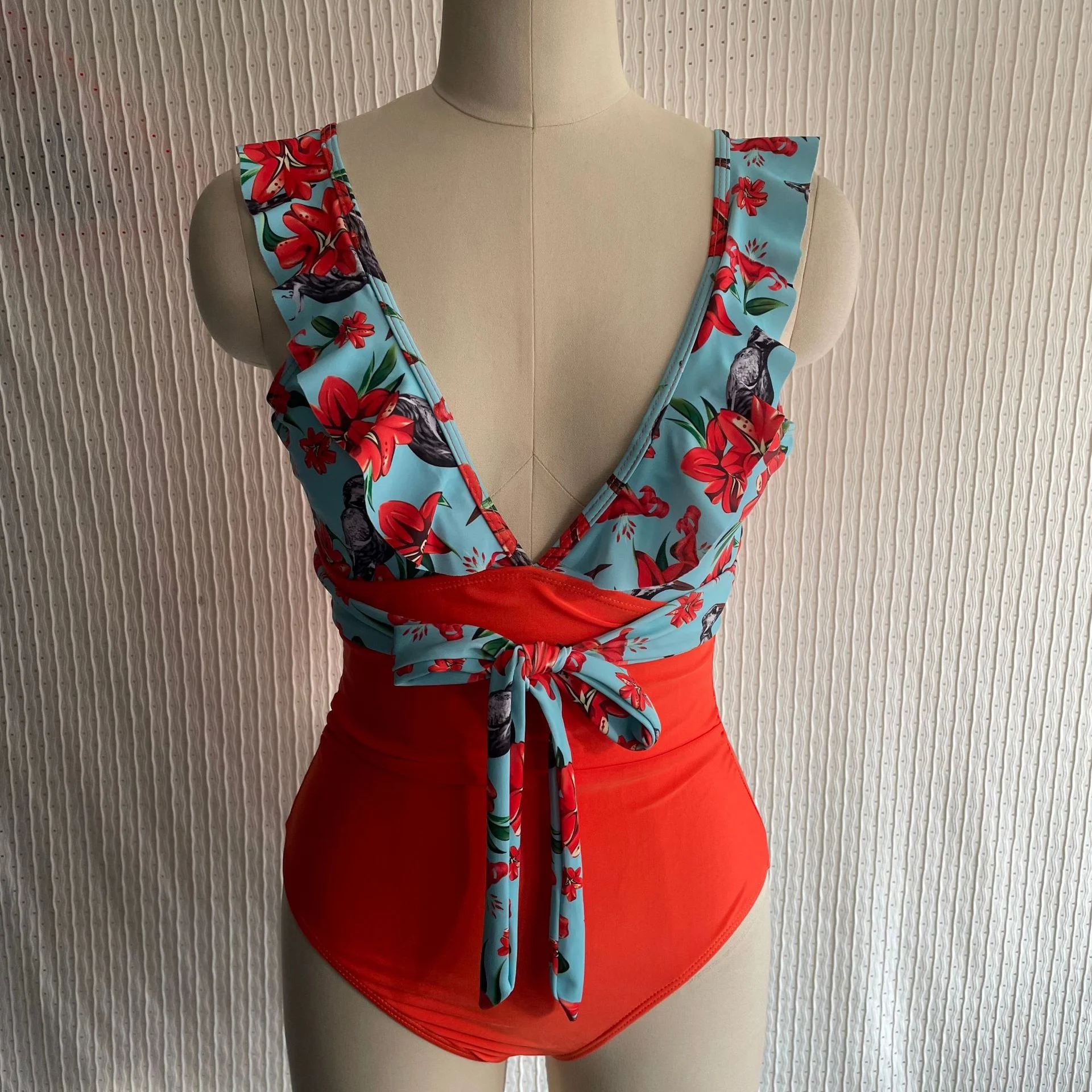Maiô feminino de cintura alta com babados e combinação de cores, perfeito para um visual elegante e charmoso na praia ou piscina, valorizando a silhueta. — foto 14