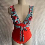 Maiô feminino de cintura alta com babados e combinação de cores, perfeito para um visual elegante e charmoso na praia ou piscina, valorizando a silhueta. — foto 14